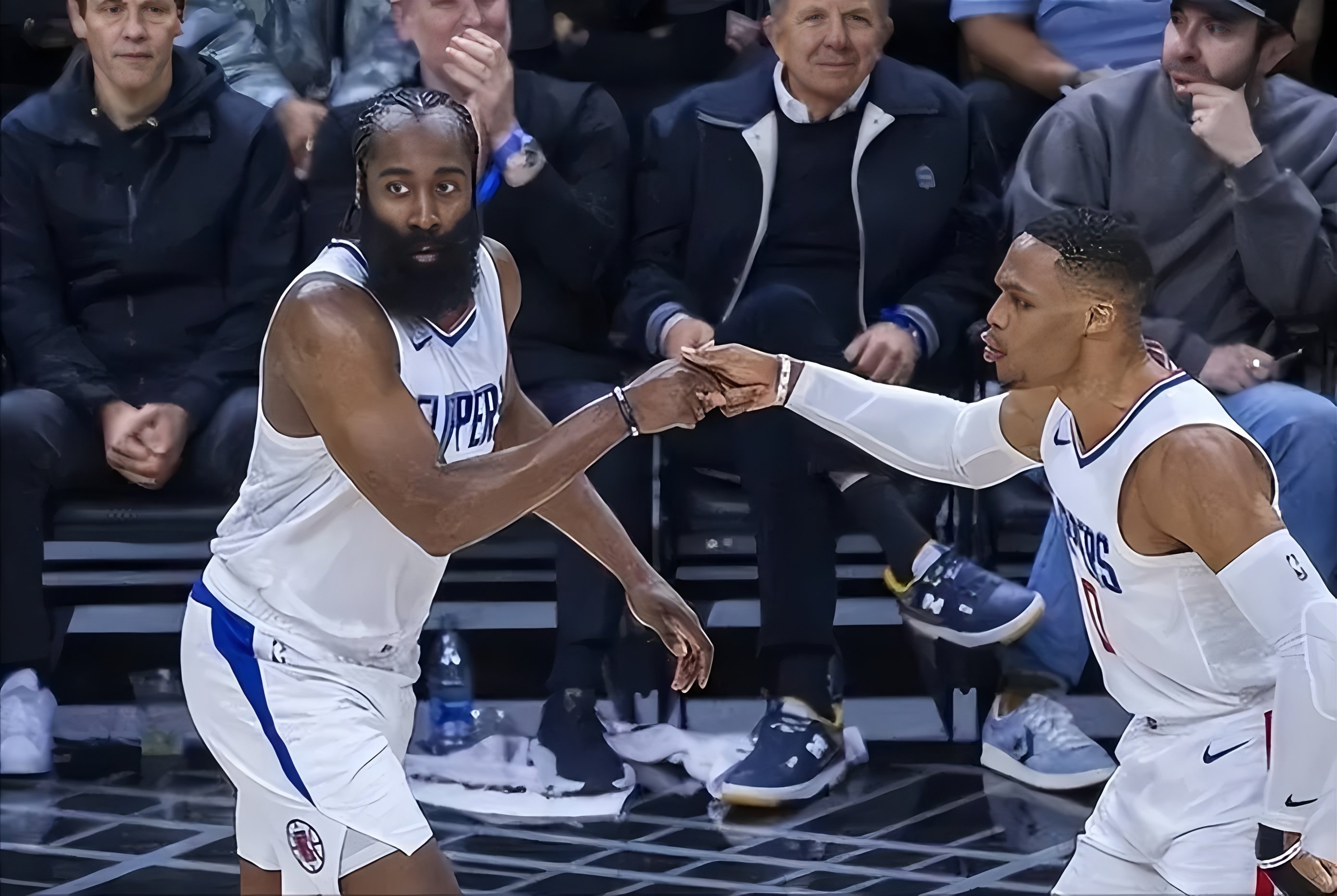 爱游戏平台-SKT带队取胜洛杉矶快船扳平良机备战NBA常规赛，底特律活塞回应争议直接炸裂